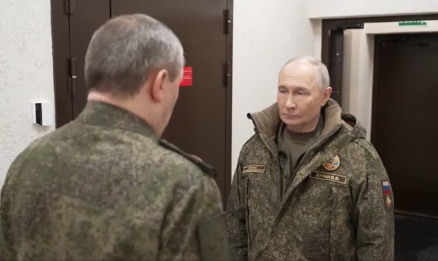 پوتین لباس نظامی به تن کرد + عکس