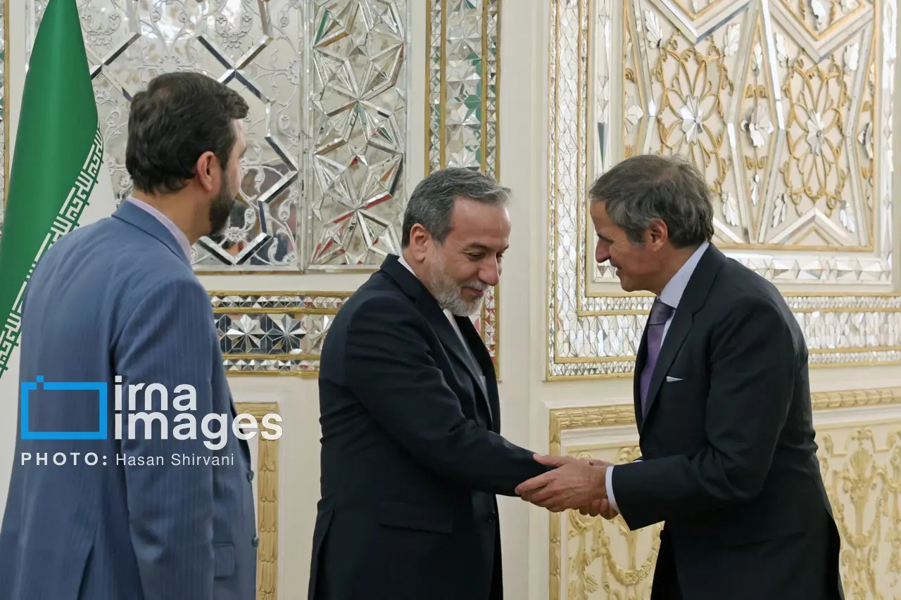 عراقچی و رافائل گروسی