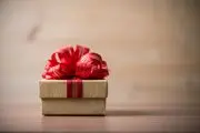 هدیه عجیب کمدین معروف به عروس و داماد سوژه شد!