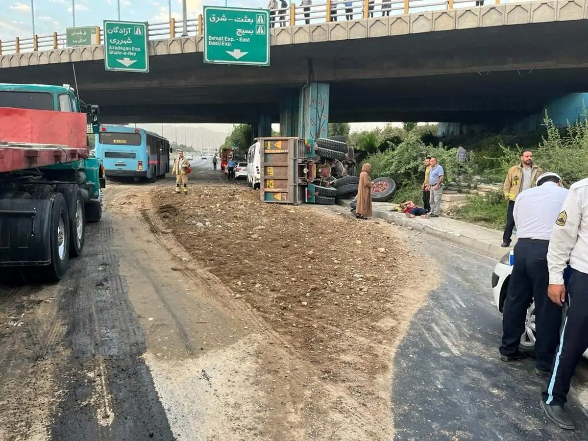 تصادف مینیبوس با عابر پیاده و واژگونی کامیون در بزرگراه امام علی