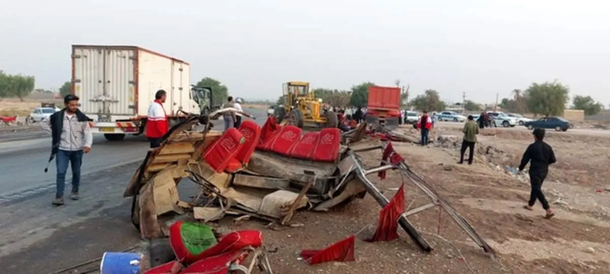 تصادف وحشتناک کامیون با مینیبوس در شوشتر/ ۱۳ کشته و ۱۱ مصدوم+عکس