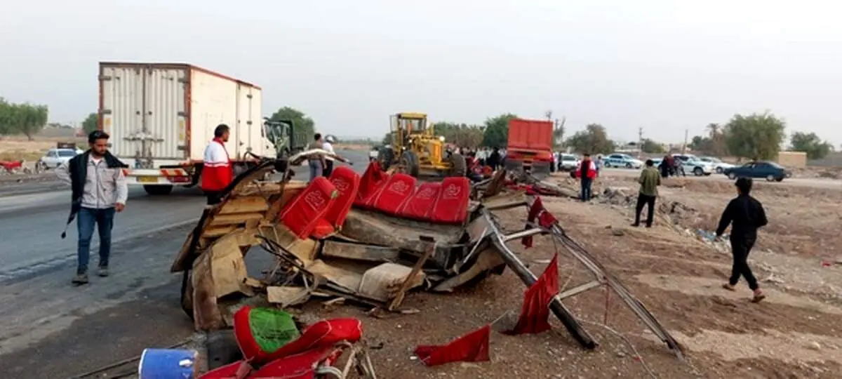 تصادف وحشتناک کامیون با مینی‌بوس در شوشتر/  ۱۳ کشته و ۱۱ مصدوم+عکس
