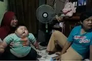 این بچه غول 16 ماهه فقط لباس‌های پدرش اندازه اش می‌شود!+عکس