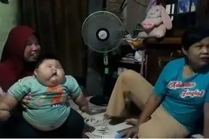 این بچه غول 16 ماهه فقط لباس‌های پدرش اندازه اش می‌شود!+عکس