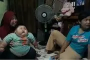این بچه غول 16 ماهه فقط لباس‌های پدرش اندازه اش می‌شود!+عکس