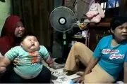 این بچه غول 16 ماهه فقط لباس‌های پدرش اندازه اش می‌شود!+عکس