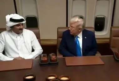 دیدار ترامپ و‌ امیر قطر در هواپیمای اختصاصی رئیس جمهور آمریکا + عکس  