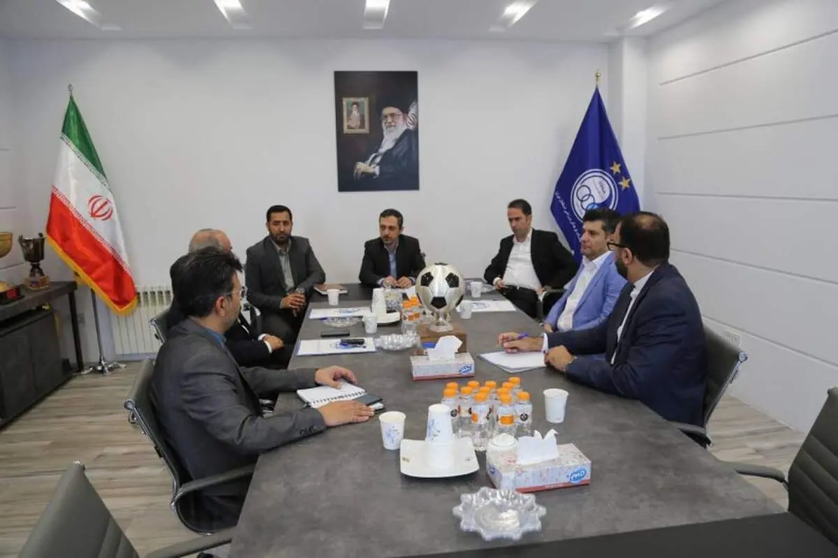 درگیری لفظی عضو هیات مدیره استقلال با هواداران