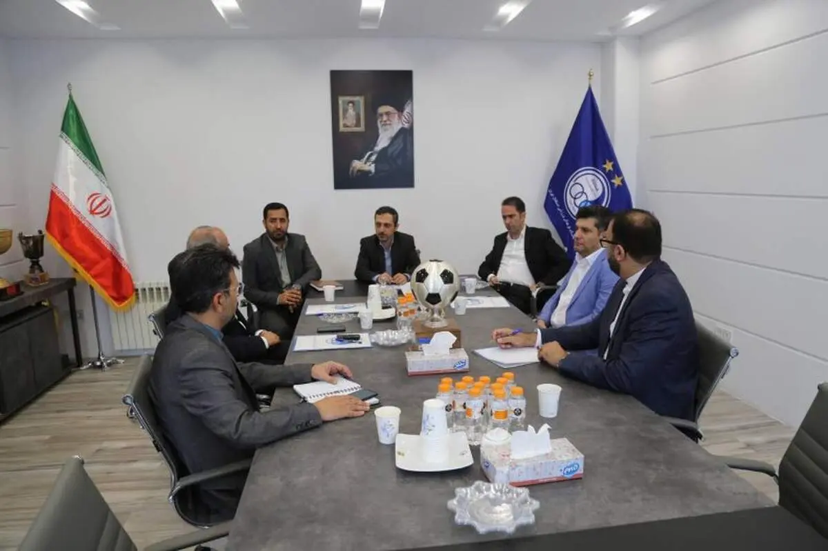 درگیری لفظی عضو هیات مدیره استقلال با هواداران