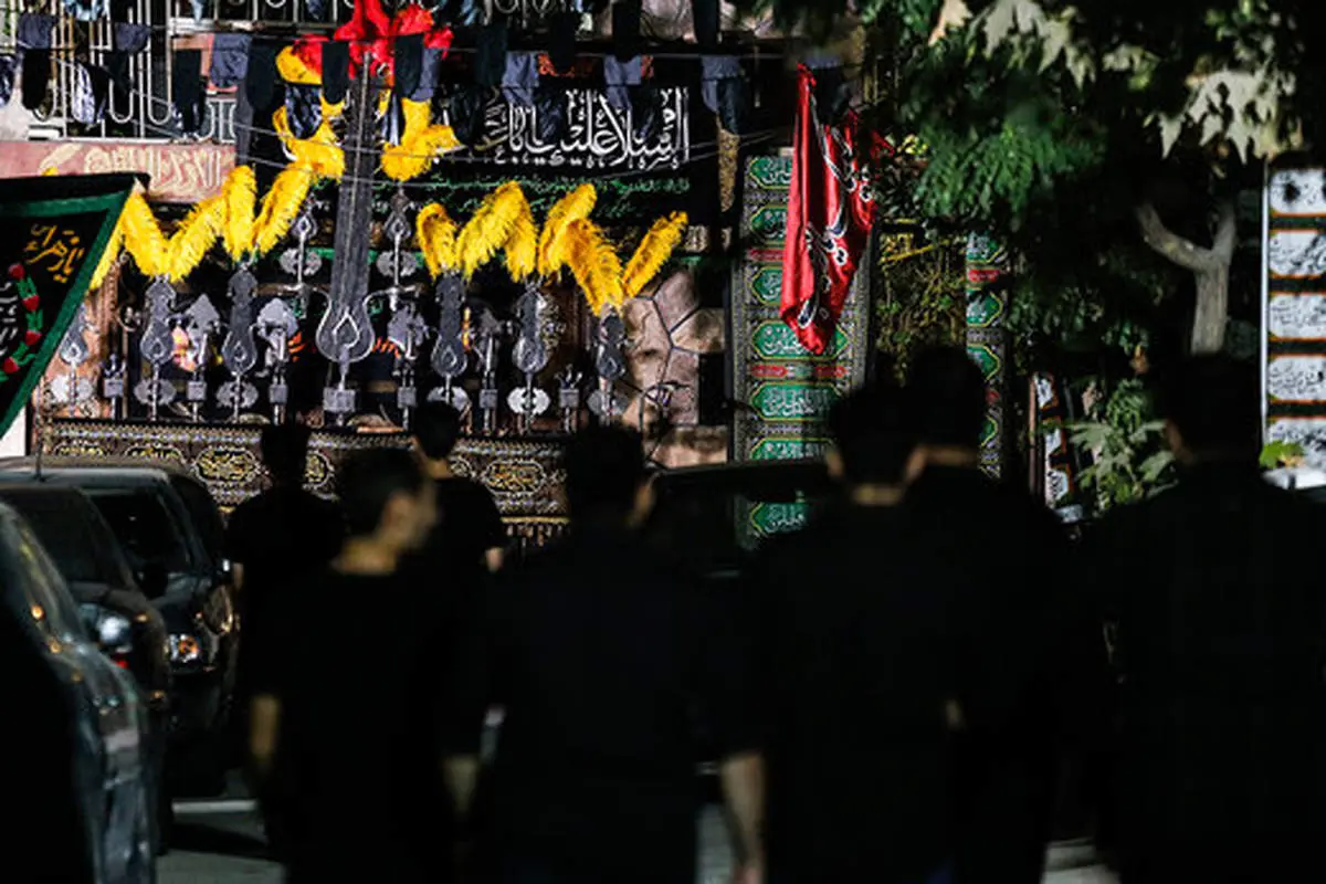 اقدامی عجیب، پرچم آمریکا در دسته اعظم حسینیه زنجان خبرساز شد/ ویدئو