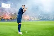 اهدای ادکلن یک میلیون و ۷۰۰ هزارتومانی به رونالدو در تهران/ عکس