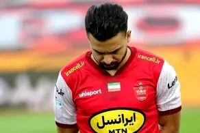 اخراج ناباورانه بازیکن پرسپولیس در ابتدای نیمه دوم 