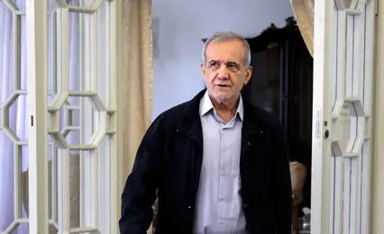 بازدید پزشکیان از نمایشگاه اسناد تاریخی ایران درباره آسیای مرکزی