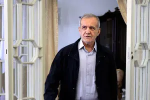 کودک دارای معلولیت هنگام سخنرانی پزشکیان روی جایگاه رفت/ واکنش رئیس‌جمهور 