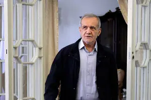 عیادت مسعود پزشکیان از سقاب اصفهانی 