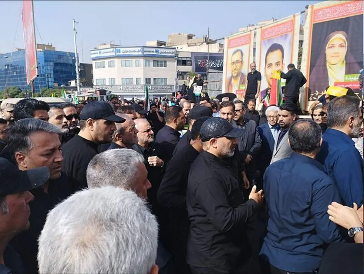 حضور رئیس جمهور در میدان انقلاب