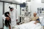 امیر قطر به عیادت مجروحان حمله اسرائیل رفت + عکس 