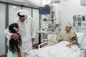 امیر قطر به عیادت مجروحان حمله اسرائیل رفت + عکس 