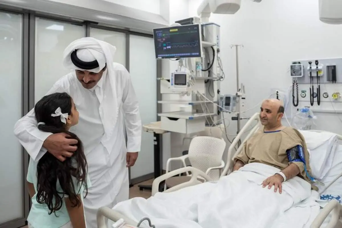 امیر قطر به عیادت مجروحان حمله اسرائیل رفت + عکس 