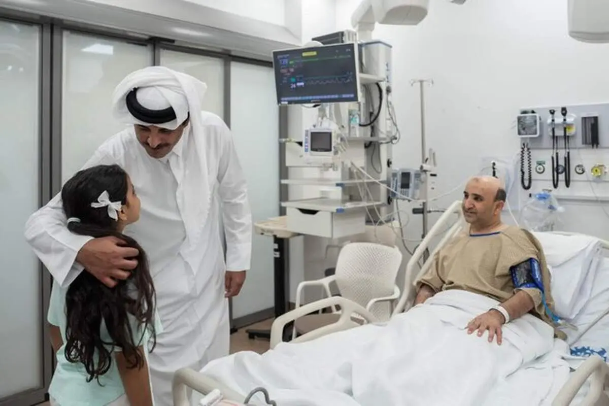 امیر قطر به عیادت مجروحان حمله اسرائیل رفت + عکس 