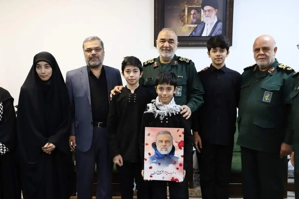 دیدار فرمانده کل سپاه با خانواده معصومه کرباسی 
