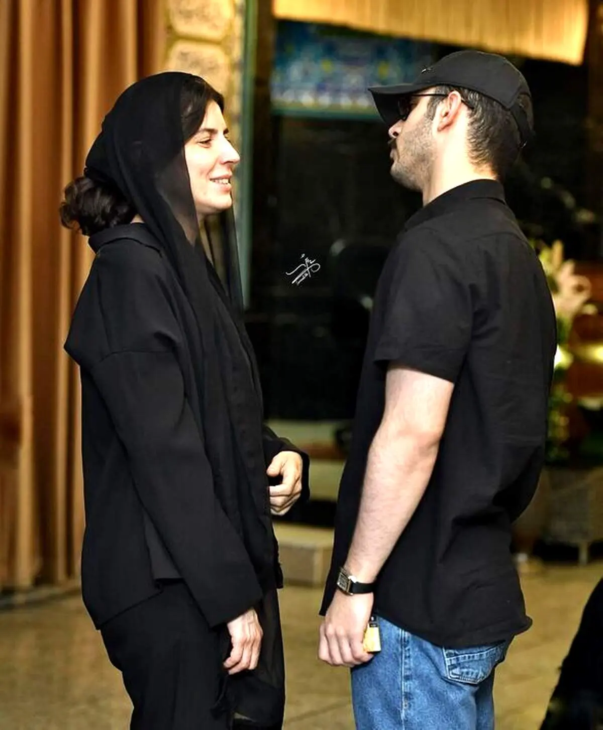 پارسا پیروزفر با لباس مشکی و ریش بلند در مراسم ختم/ عکس