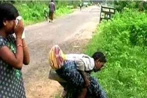 به دوش کشیدن 12 کیلومتری جسد همسرش توسط مرد فقیر!+ عکس