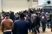  استفاده پلیس از آب‌پاش در خوی برای متفرقه کردن زلزله زدگان!