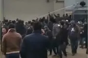  استفاده پلیس از آب‌پاش در خوی برای متفرقه کردن زلزله زدگان!