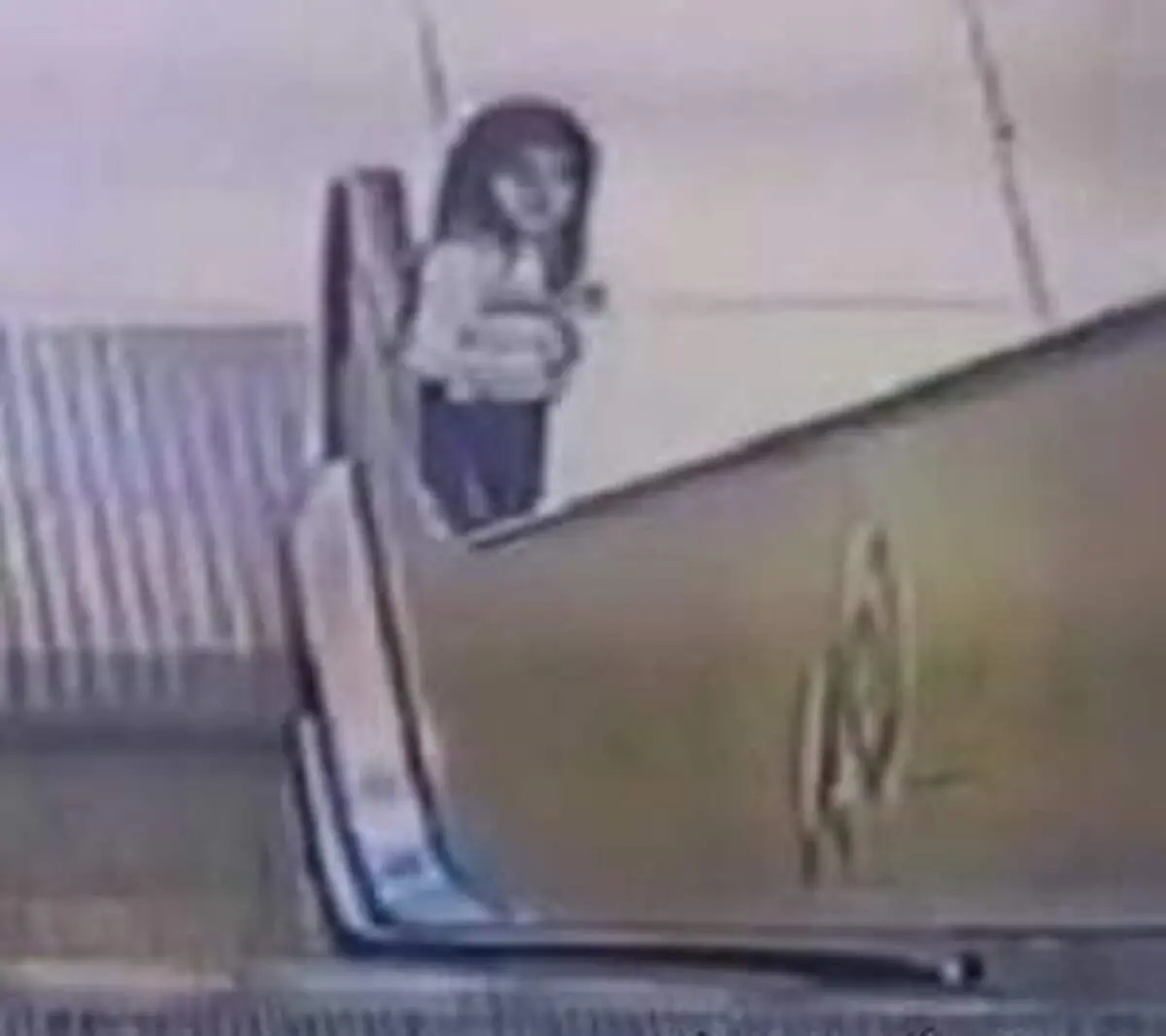 نجات حیرت آور دختری که در پله برقی گیر کرده بود + عکس