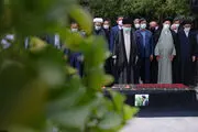اقامه نماز رهبر معظم انقلاب بر پیکر حجت‌‌‌الاسلام و المسلمین دعائی