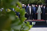 اقامه نماز رهبر معظم انقلاب بر پیکر حجت‌‌‌الاسلام و المسلمین دعائی