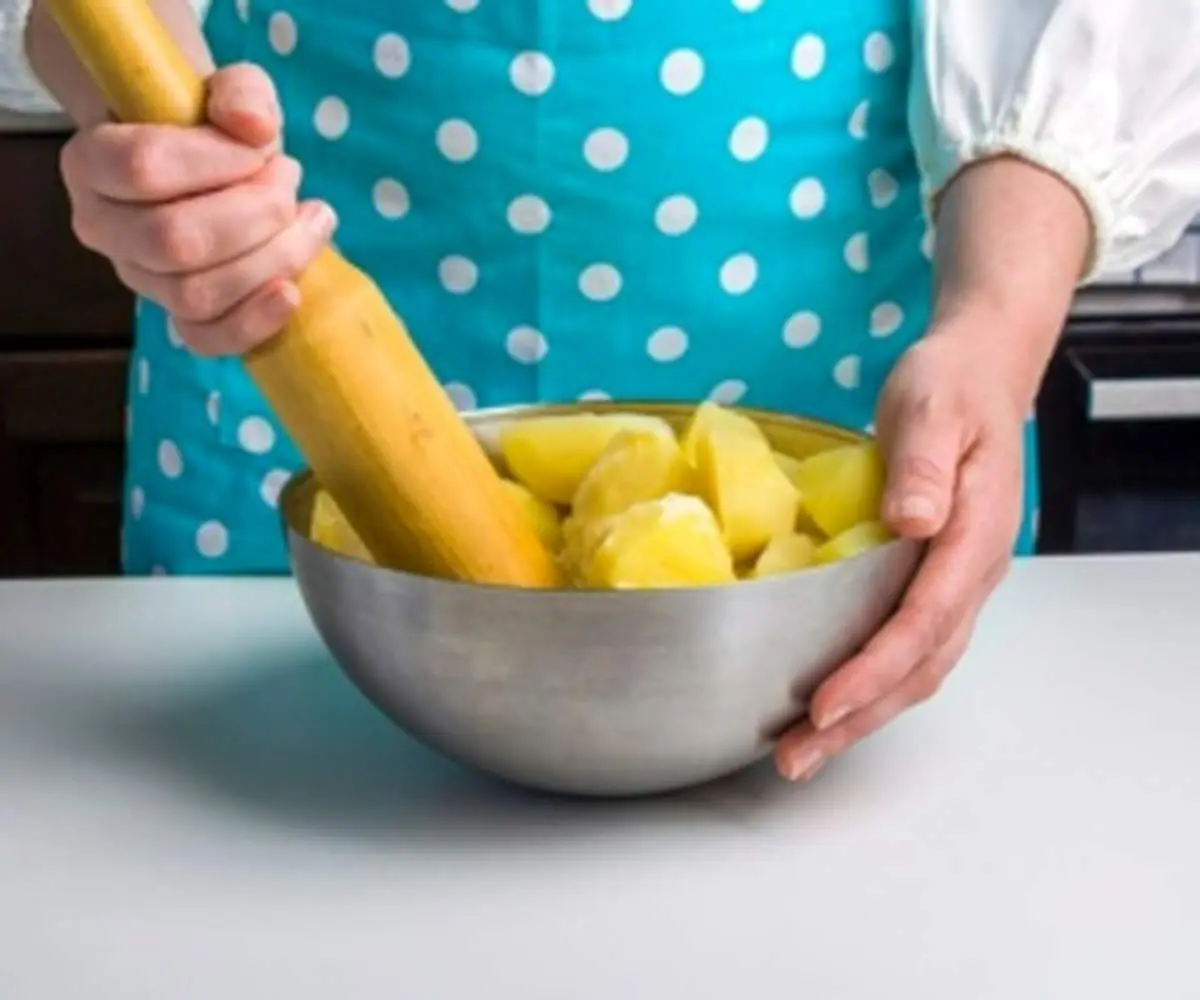 استفاده از نارنجک بجای گوشتکوب توسط پیرزن ساده لوح+جزئیات