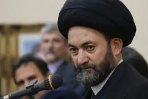 امام جمعه اردبیل: اگر کسی از حماقت «رضا پهلوی» روده‌بُر شود جای ملامت نیست