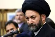 امام جمعه اردبیل: اگر کسی از حماقت «رضا پهلوی» روده‌بُر شود جای ملامت نیست