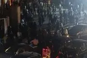 حضور خانواده ها که نگران فرزندان شان هستند، در بیرون دانشگاه شریف / بازداشت برخی دانشجویان در پارکینگ