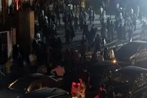 حضور خانواده ها که نگران فرزندان شان هستند، در بیرون دانشگاه شریف / بازداشت برخی دانشجویان در پارکینگ