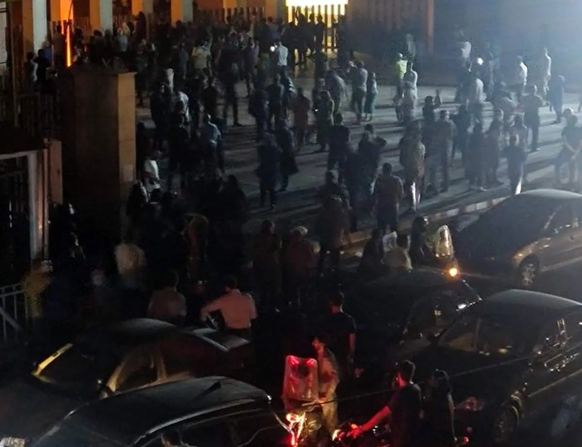 حضور خانواده ها که نگران فرزندان شان هستند، در بیرون دانشگاه شریف / بازداشت برخی دانشجویان در پارکینگ