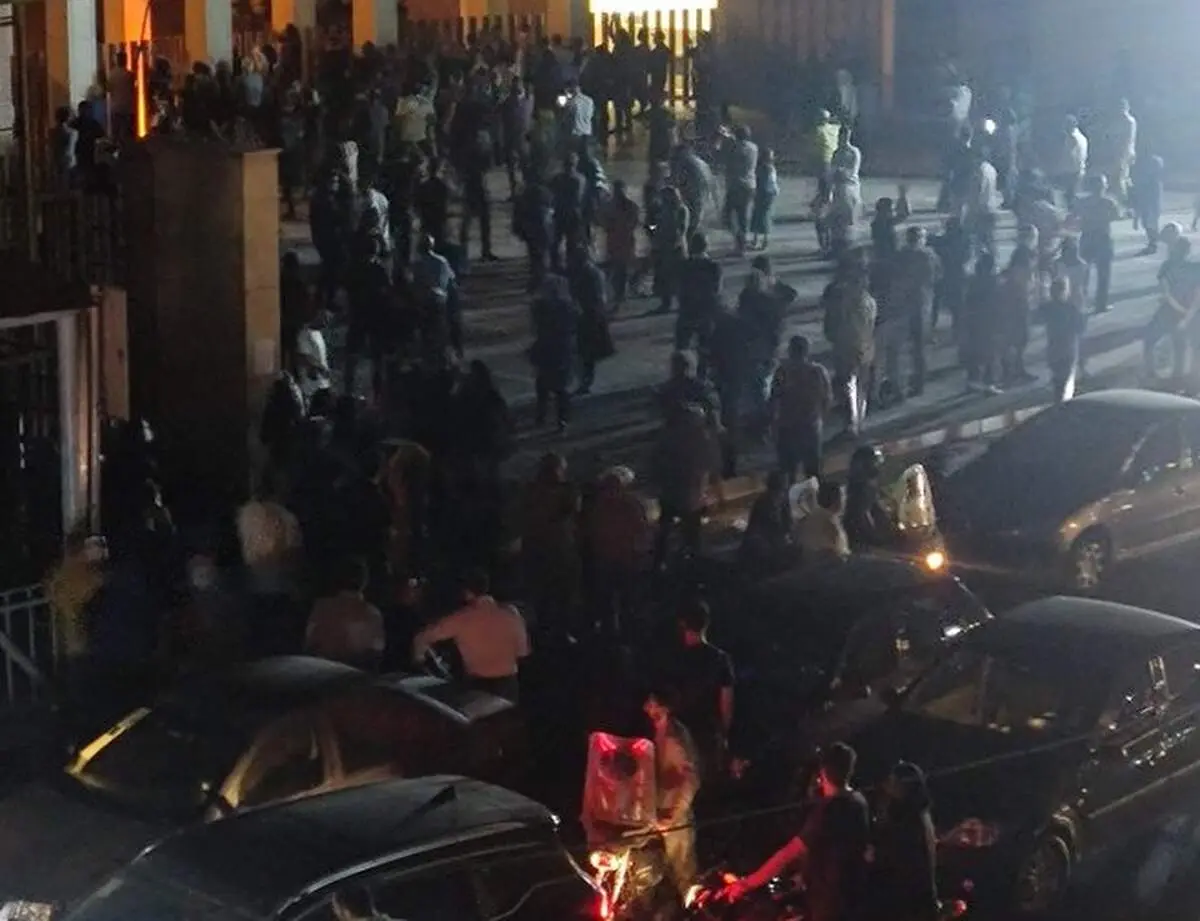 حضور خانواده ها که نگران فرزندان شان هستند، در بیرون دانشگاه شریف / بازداشت برخی دانشجویان در پارکینگ