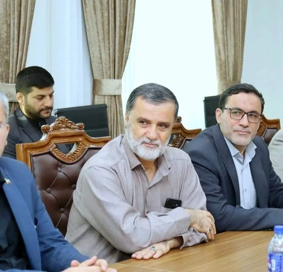 عضو جبهه پایداری بدون لباس روحانی در دیدار با طالبان + ببینید