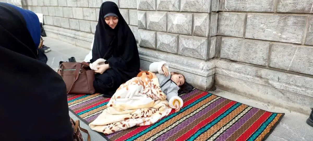 عکسی از کودک خردسال پتو پیچ شده در تجمع کفن پوشان حامی حجاب + ببینید 