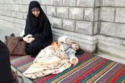 عکسی از کودک خردسال پتو پیچ شده در تجمع کفن پوشان حامی حجاب + ببینید 