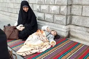 عکسی از کودک خردسال پتو پیچ شده در تجمع کفن پوشان حامی حجاب + ببینید 