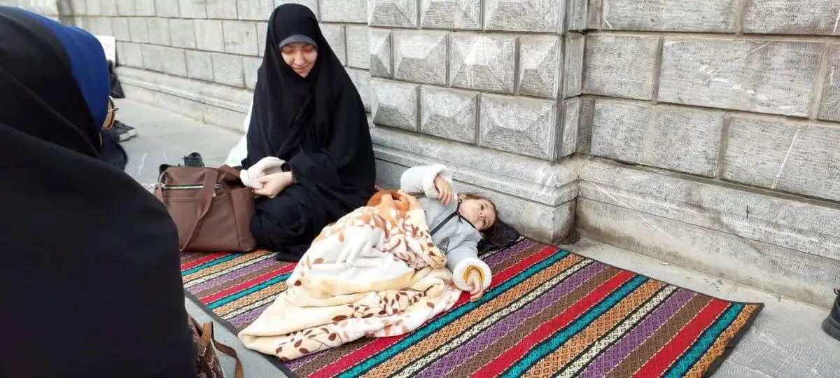 عکسی از کودک خردسال پتو پیچ شده در تجمع کفن پوشان حامی حجاب + ببینید 