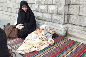 عکسی از کودک خردسال پتو پیچ شده در تجمع کفن پوشان حامی حجاب + ببینید 