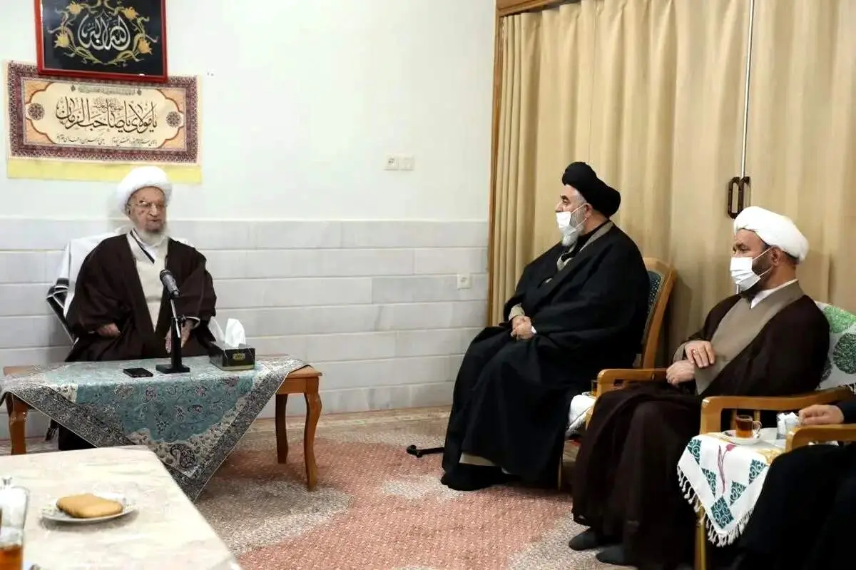 آیت‌الله مکارم شیرازی: مردم باید بدانند در حرم‌ها چه می‌گذرد