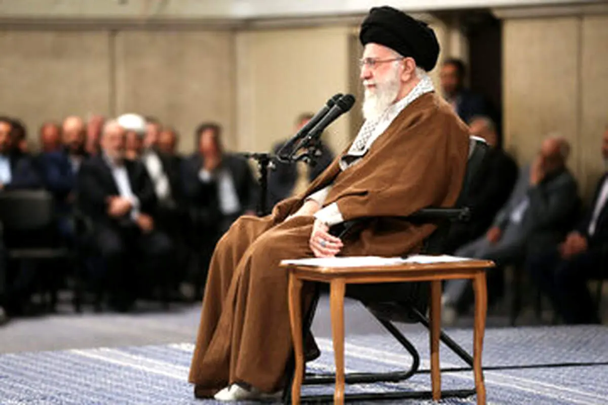 یک کارگر درخواست خود را روی چفیه نوشت! + واکنش رهبری