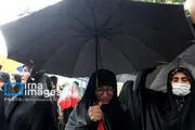 گریه زنان تهرانی زیر باران شدید در پی شهادت سیدحسن نصرالله + عکس 
