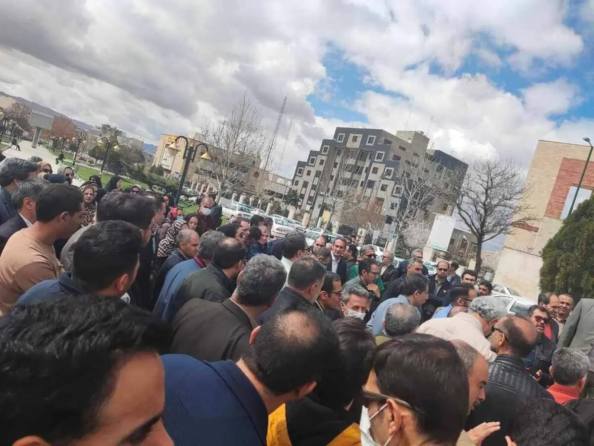 انتقاد روزنامه اصولگرا از نماینده تندرو: مملکت این همه مشکل دارد و شما به کارهای فرعی و حاشیه‌ای مشغولید