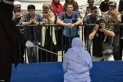 دختر ۲۲ساله: به جرم حرف زدن با راننده تاکسی‌ جلوی پدرم شلاق خوردم!